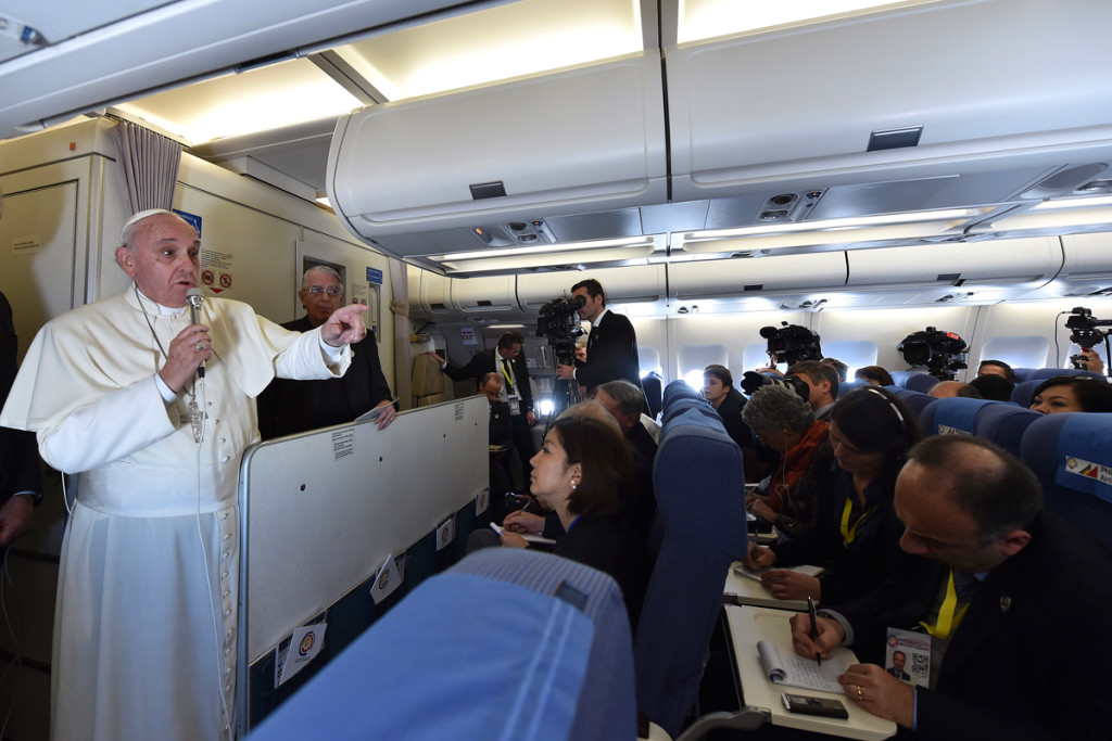 Papa Francesco parla in aereo